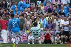 kaiyun app-足球比赛现场热闹非凡，球迷们高呼助威声()