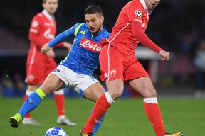 开云体育sports-国内顶级俱乐部激烈交锋，球员技术纷呈，比分胶着()