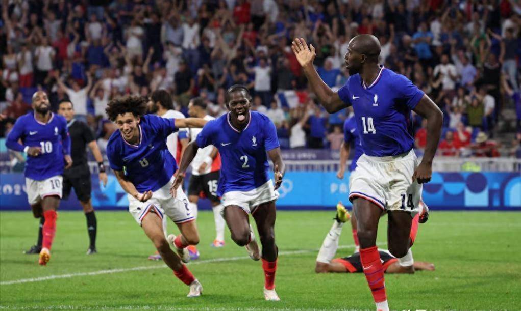 开云体育娱乐app-法国足球职业联赛强队呈现实力，争霸正酣()  第2张