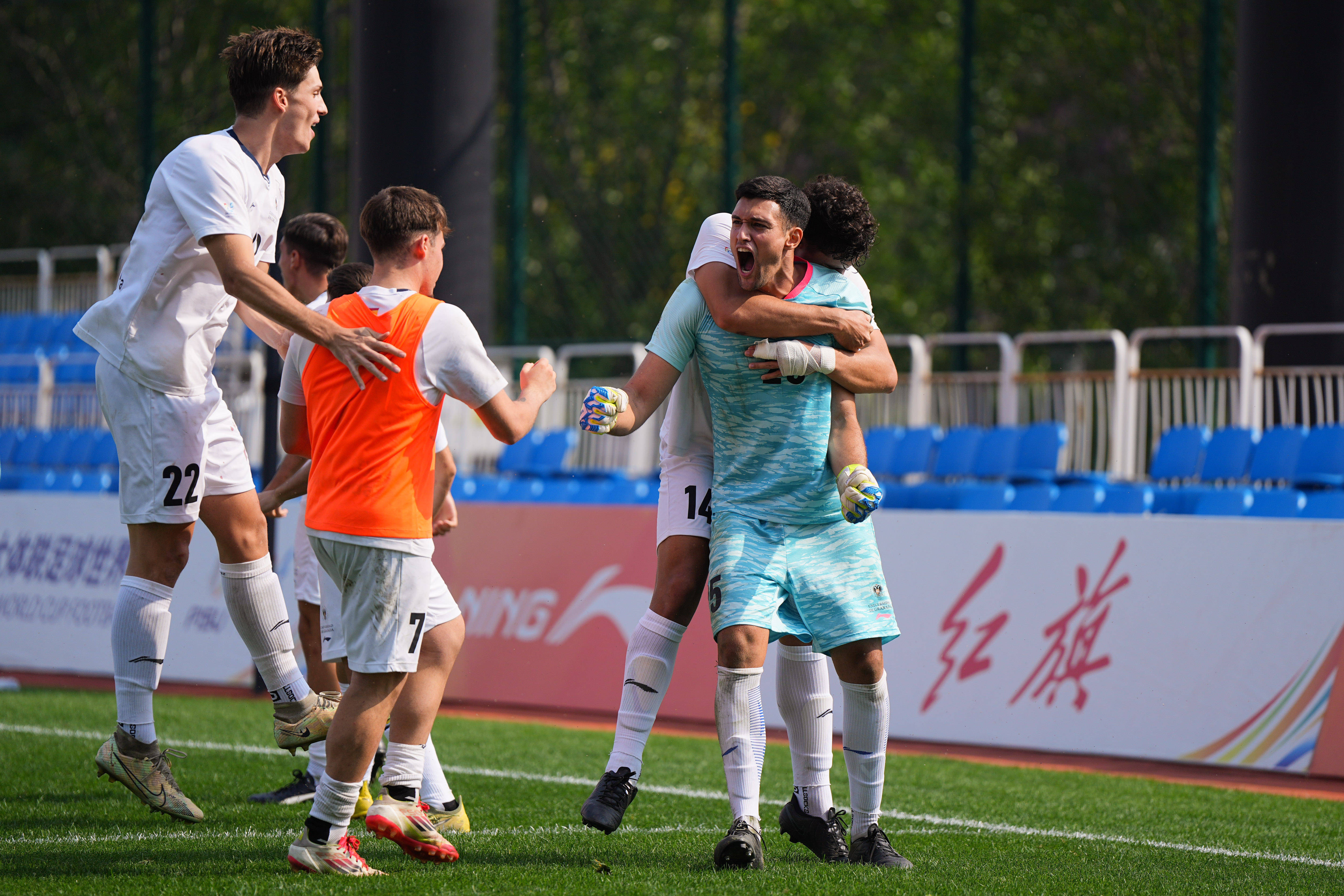 开云体育-格拉纳达门将埃斯卡利表现高效，奉献多次扑救(格拉纳达球员)  第2张