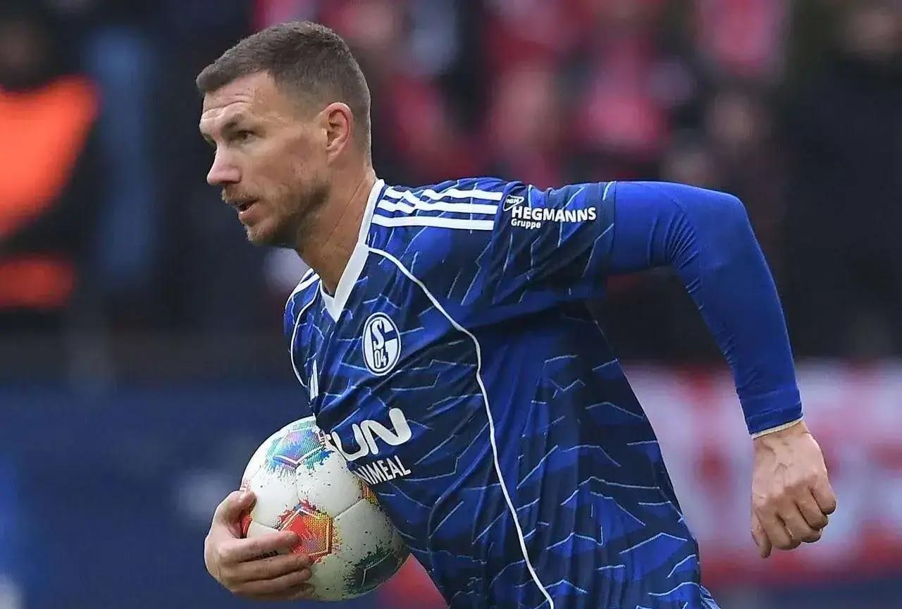 开云体育下载-沙尔克遭遇意外失利，德甲榜首位置动摇()  第1张