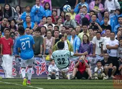 kaiyun app-足球比赛现场热闹非凡，球迷们高呼助威声()  第1张