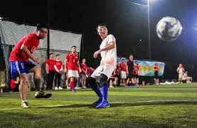 开云体育app-足球赛场上双方的高超技艺将比赛推向高潮()  第1张