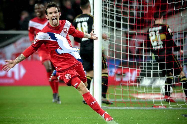 开云体育登录-斯图加特球员全力以赴，取得重要三分()  第2张