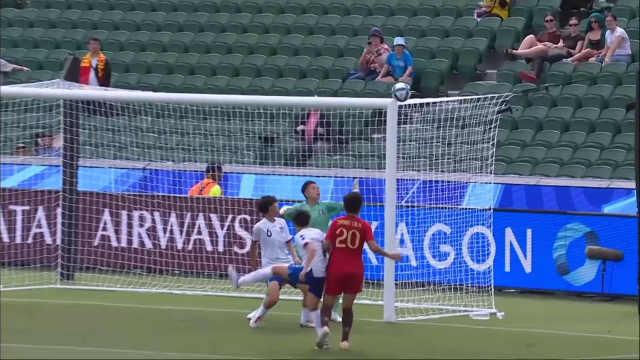 开云体育-最新足球赛况：女足比赛中的惊险一幕！()  第1张