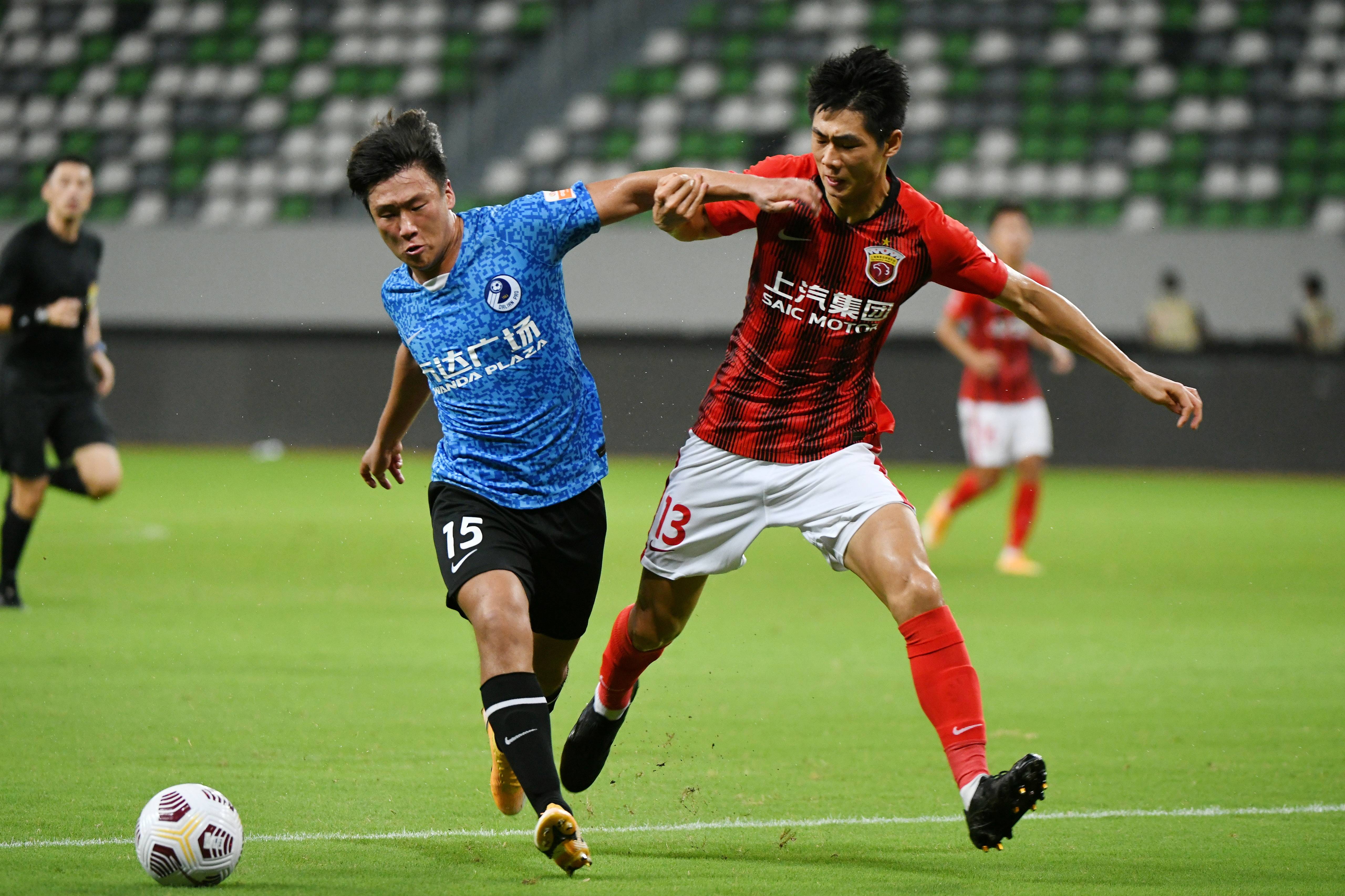 比赛中球员们发挥出色，向观众展示激烈竞争()  第1张