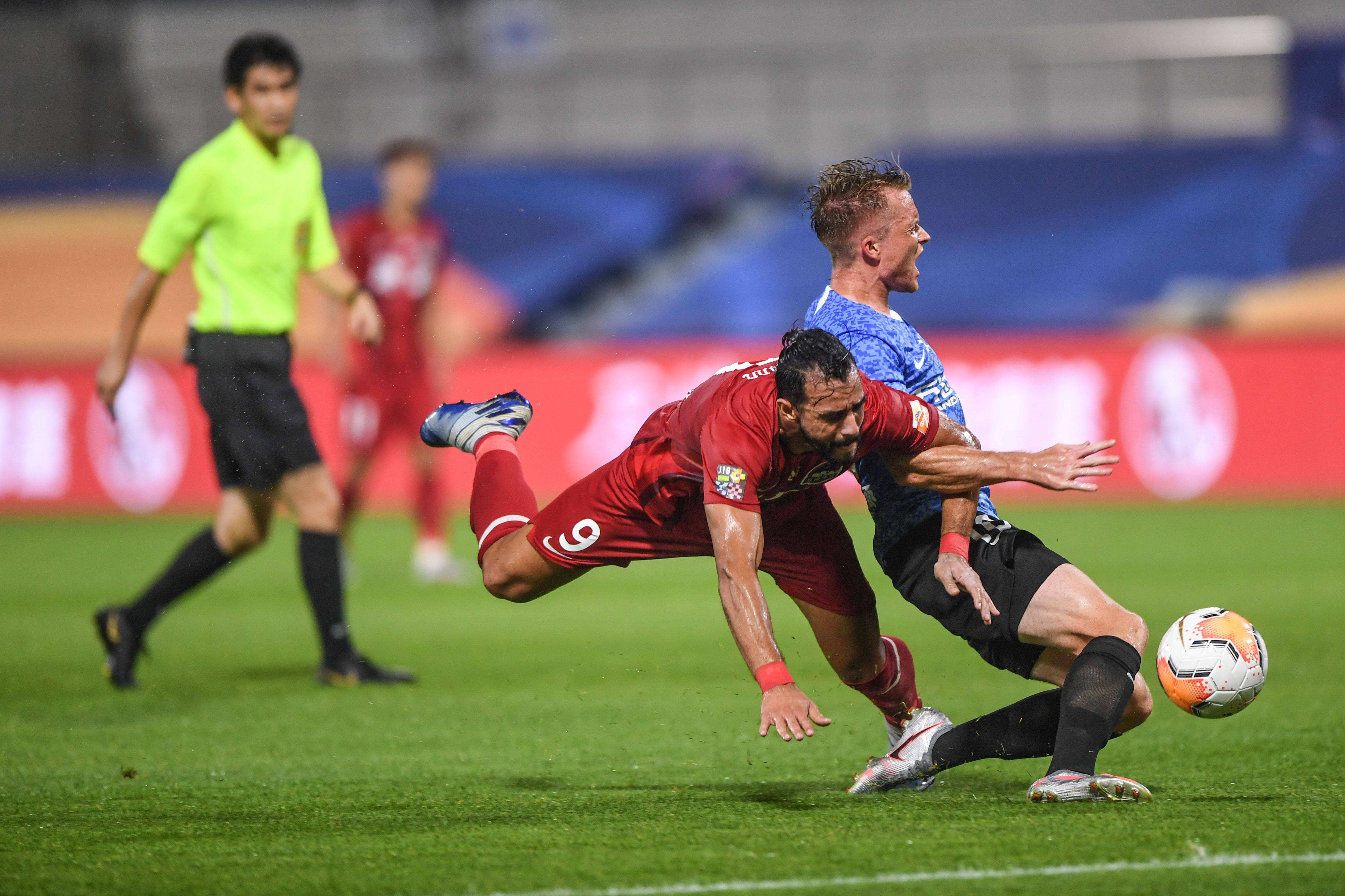 比赛中球员们发挥出色，向观众展示激烈竞争()  第2张