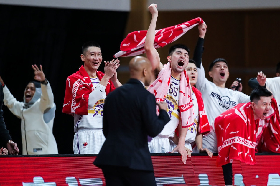 开云体育sports-守护者月光下展翅翱翔！球队防守稳固领跑()  第1张